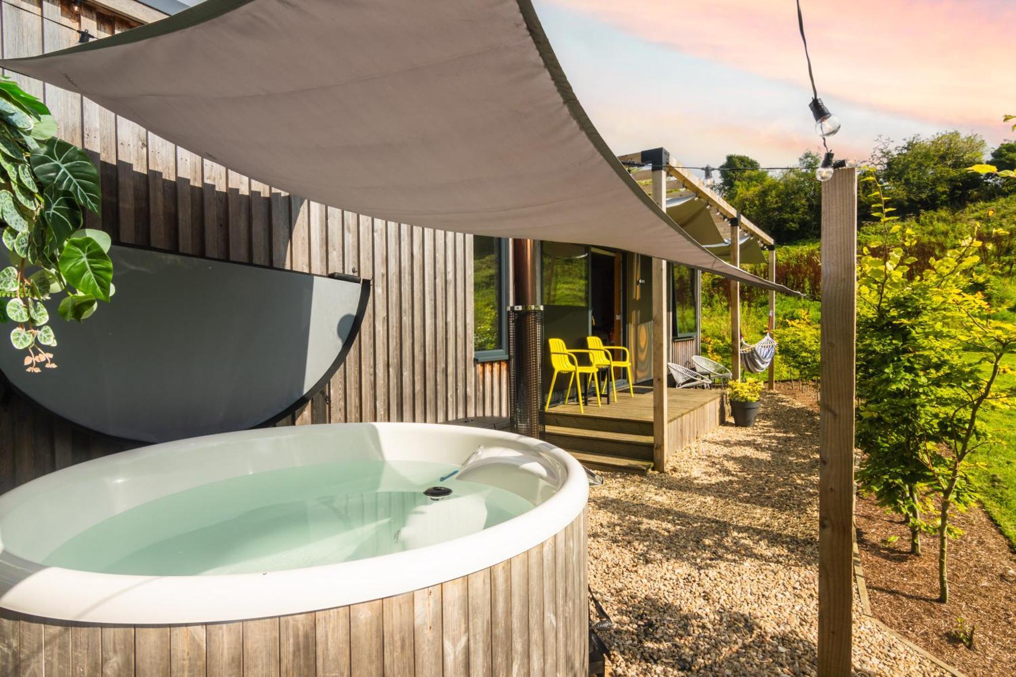 The Hive - Unique Hot Tub Cabin In Millport Exterior photo